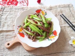 芹菜脆爽，牛排滑嫩。