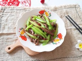 芹菜脆爽，牛排滑嫩。