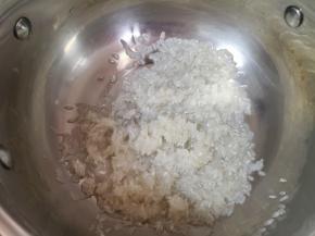 大米淘好放入锅里。