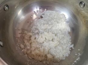 大米淘好放入锅里。