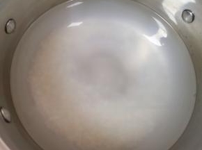 加入纯净水大火烧开。