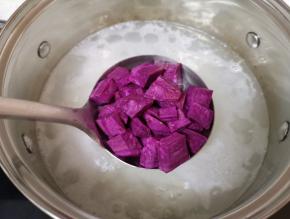 锅开以后下入紫薯块，再次大火烧开，转小火煮25分钟左右。