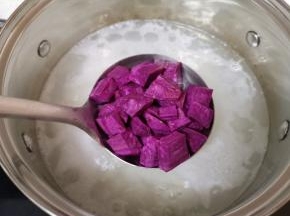 锅开以后下入紫薯块，再次大火烧开，转小火煮25分钟左右。
