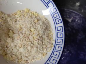 下入混合燕麦片，用勺子搅拌均匀。