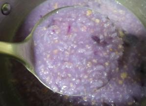 小火煮2分钟，一边煮一边用勺子搅动。