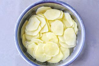 泡水5分钟洗净淀粉。