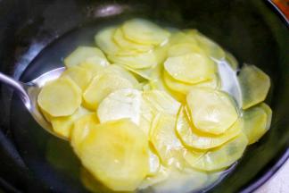 焯水3分钟捞出过凉水。