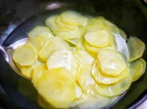 焯水3分钟捞出过凉水。