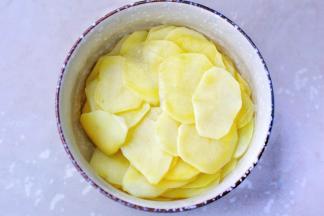 放入大碗中备用。