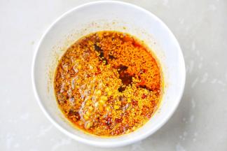 浇半碗热油拌匀，