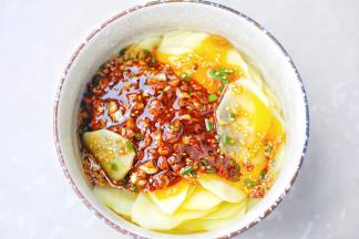 将调好的料汁倒入土豆片中搅拌均匀静置5分钟开吃！