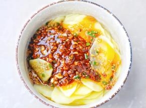 将调好的料汁倒入土豆片中搅拌均匀静置5分钟开吃！