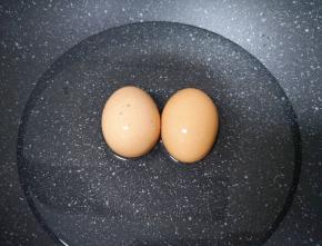 鸡蛋放入锅里加入水，大火烧开转中火煮8分钟关火，焖2分钟捞出，放在凉水里面浸泡一下，好剥皮。