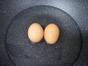 鸡蛋放入锅里加入水，大火烧开转中火煮8分钟关火，焖2分钟捞出，放在凉水里面浸泡一下，好剥皮。