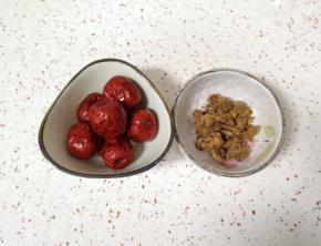 准备好红枣冲洗干净，准备好蔗糖。