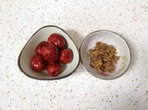 准备好红枣冲洗干净，准备好蔗糖。