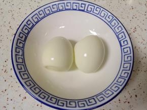 鸡蛋剥皮。