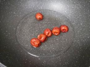 锅里加入纯净水，下入红枣烧开。