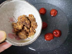 加入蔗糖煮至蔗糖融化。