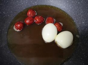 放入煮好的鸡蛋。