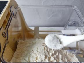 面粉放入机器里加入3克盐。