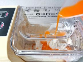 盖上盖子启动开关，从盖子上方的小孔加入胡萝卜汁。