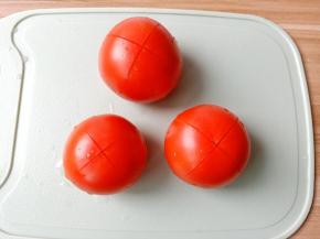 把番茄划“十”字花刀。