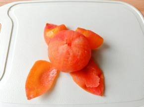 烫好的番茄剥皮就很轻松。