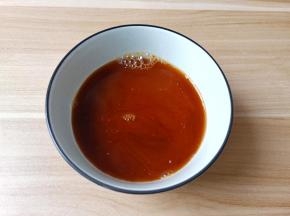 取一个碗加入生抽二勺、老抽半勺、蚝油一勺、盐五克、红薯粉一勺、加清水半碗搅拌均匀。