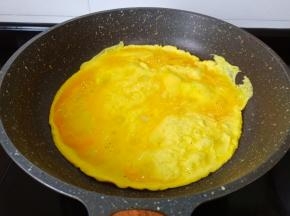 锅里加少许的油，油热倒入鸡蛋液。