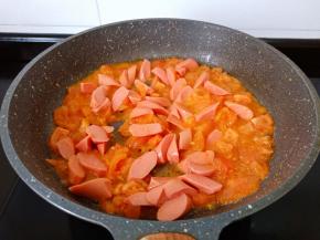 炒到番茄出汤汁加入火腿肠丁。