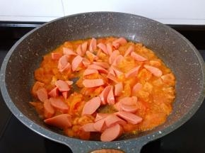 炒到番茄出汤汁加入火腿肠丁。