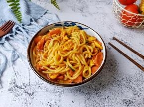 把胡萝卜手擀面一起拌均匀吃。