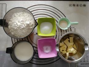 准备材料。黄油提前切小块软化备用。如果时间不够，可以放烤箱发酵档进行软化。