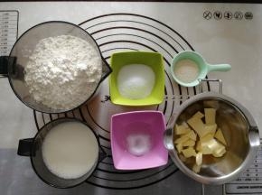 准备材料。黄油提前切小块软化备用。如果时间不够，可以放烤箱发酵档进行软化。