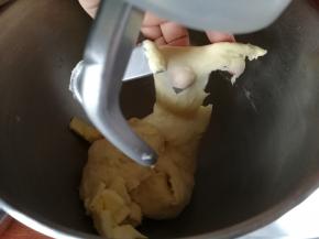 先开一档混合到无干粉。然后转2-3档打到粗膜阶段。加入软化好的黄油和盐，先转1档让黄油与面团打到融合。再转3-4档打到基本不粘缸底，面团光滑的挂在打面钩子上。扩展即可，小面包不需要特地打手套膜。