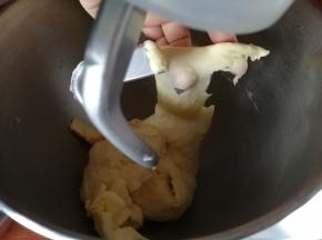 先开一档混合到无干粉。然后转2-3档打到粗膜阶段。加入软化好的黄油和盐，先转1档让黄油与面团打到融合。再转3-4档打到基本不粘缸底，面团光滑的挂在打面钩子上。扩展即可，小面包不需要特地打手套膜。