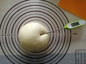 取出面团，双手握面团往身体外侧折叠收圆。测面温，26.3℃。冬天常温牛奶也可以，夏天的话需要用冰牛奶控制面温。防止面温太高导致提前发酵。