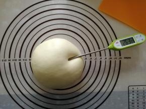 取出面团，双手握面团往身体外侧折叠收圆。测面温，26.3℃。冬天常温牛奶也可以，夏天的话需要用冰牛奶控制面温。防止面温太高导致提前发酵。