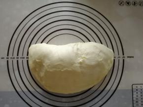 发酵好的面团取出，一般是戳洞检查，手指头蘸粉戳洞无明显回缩塌陷即可。我没有戳洞检查，看状态即可。然后按压折叠排气。