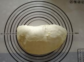 发酵好的面团取出，一般是戳洞检查，手指头蘸粉戳洞无明显回缩塌陷即可。我没有戳洞检查，看状态即可。然后按压折叠排气。