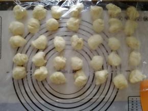 分成35份，16克一个。滚圆盖上保鲜膜松弛十分钟。后期滚圆也可以。