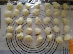 分成35份，16克一个。滚圆盖上保鲜膜松弛十分钟。后期滚圆也可以。