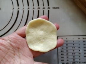 取一面团，我是擀开前滚圆的。擀开成圆形。