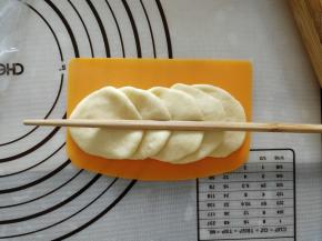 一排五片。后一张盖住前一张的2/3。用筷子在中间按压一下。