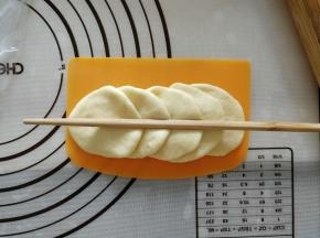 一排五片。后一张盖住前一张的2/3。用筷子在中间按压一下。