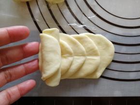 从左边往右开始卷起。轻轻卷，不用特别用力。