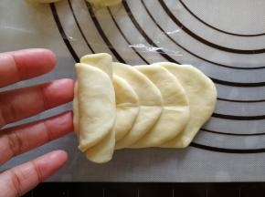 从左边往右开始卷起。轻轻卷，不用特别用力。