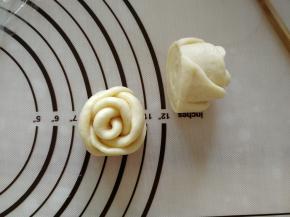 然后用刀对半切开。底部略微用右手户口往里收拢一点点，整理一下即可。