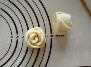 然后用刀对半切开。底部略微用右手户口往里收拢一点点，整理一下即可。